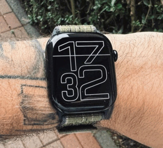 Apple Watch Ultra portée au poignet en condition outdoor