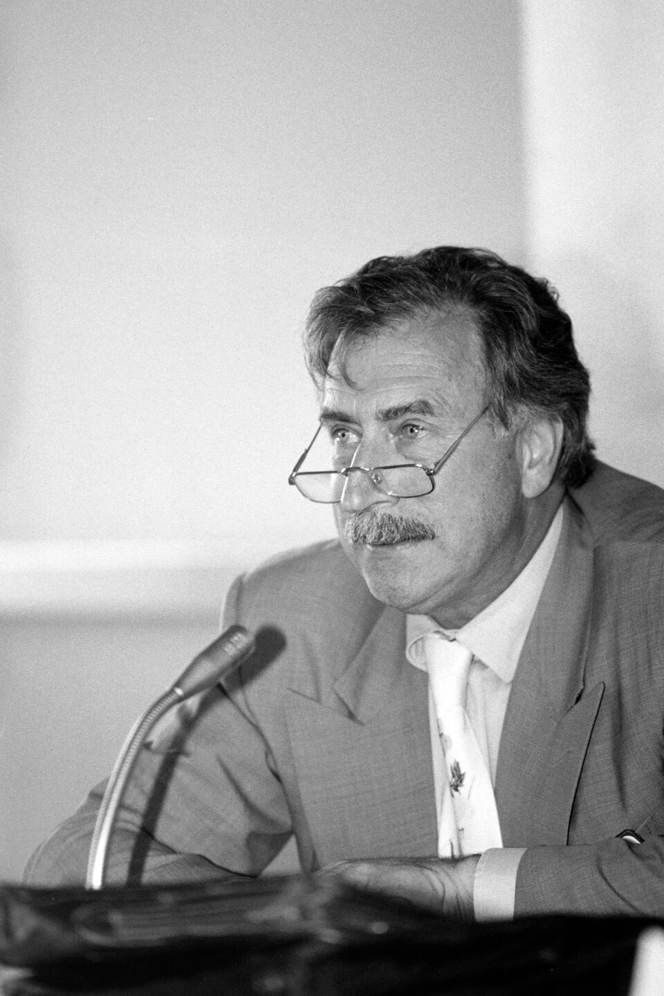 Portrait noir et blanc d'Ernst Thomke, ingénieur suisse architecte de la Swatch