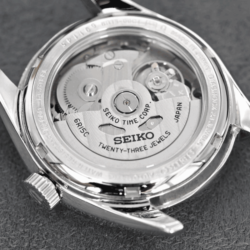 Mouvement Seiko 6R15 vu à travers fond saphir, finitions soignées