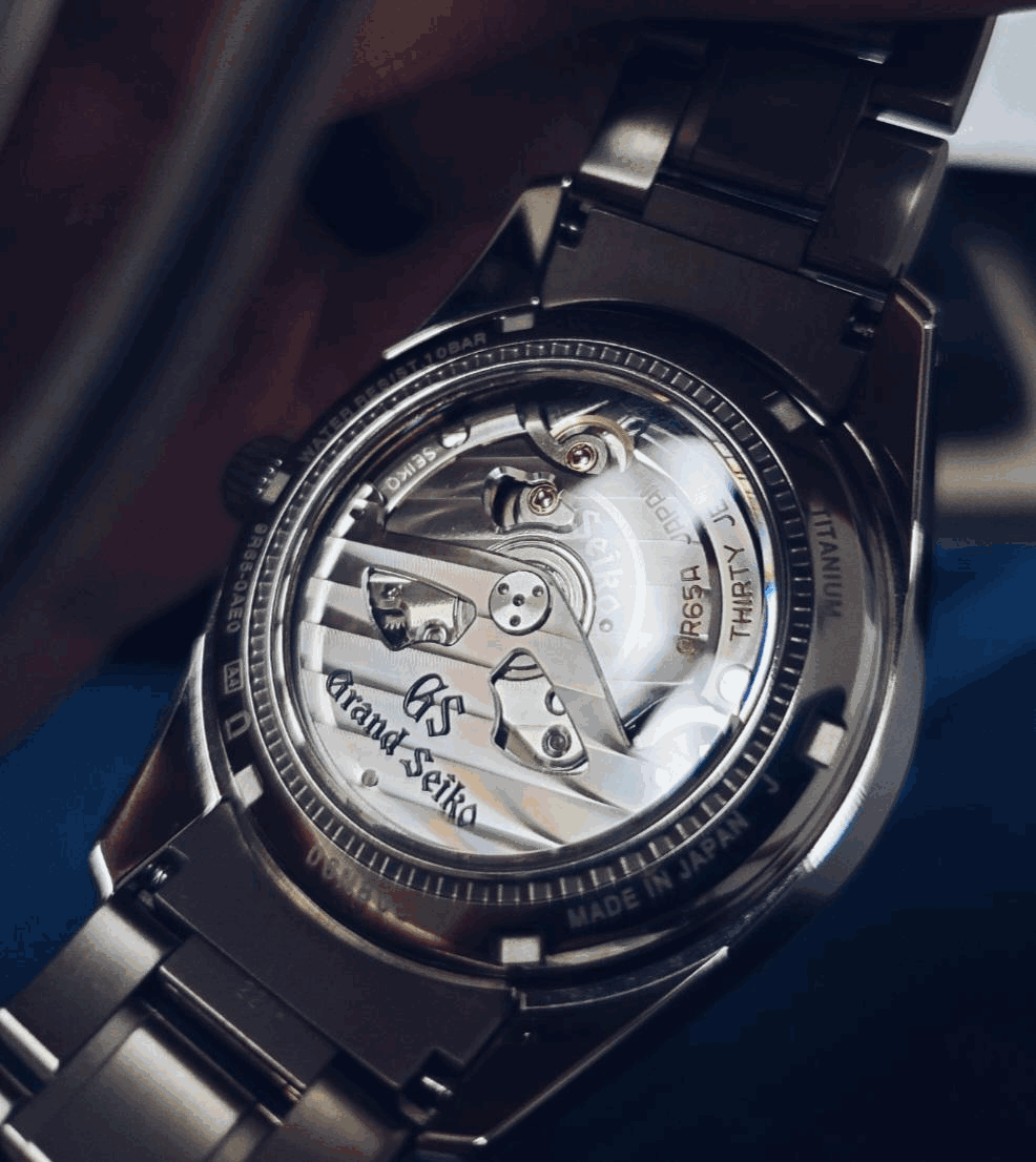 Mouvement Grand Seiko Spring Drive 9R65 vu à travers le fond transparent
