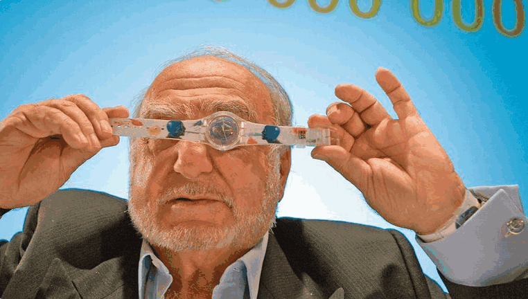 Nicolas Hayek présentant Swatch transparente innovation horlogère