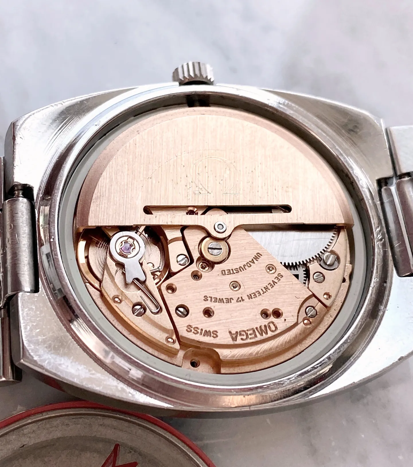 Kaliber Omega 1020 gezien met geopende bodem