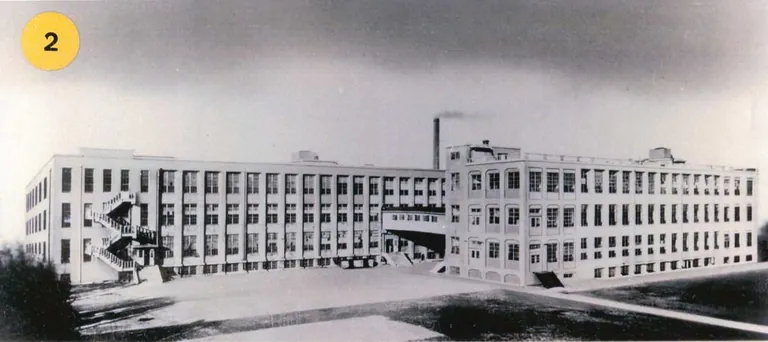 Fabriek Daini Seikosha in Kameido, Tokio, rond 1937, art-decogevel van het hoofdgebouw