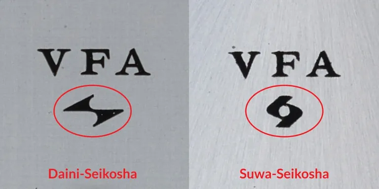 Vergelijking van de fabrieksstempels: logo Daini-Seikosha (gestileerde bliksem) links en logo Suwa-Seikosha (wervel) rechts, gegraveerd onder de vermelding VFA