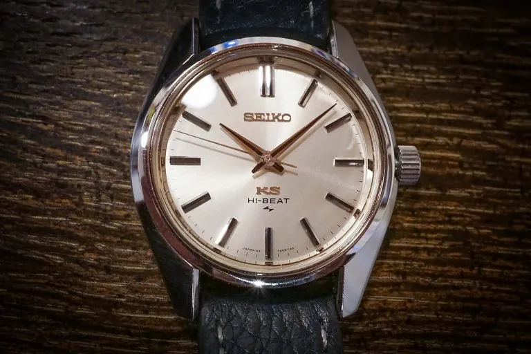 King Seiko 45KS geproduceerd door Daini Seikosha, gezonnebrilde zilveren wijzerplaat, opgezette indexen en logo KS Hi-Beat