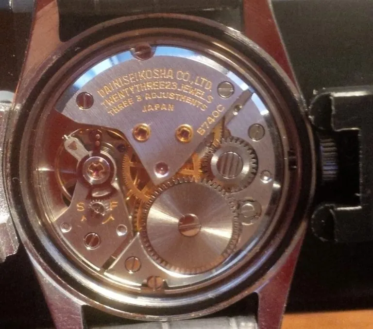 Mechanisme Lord Marvel kaliber 5740C vervaardigd door Daini Seikosha, 23 steentjes, hoge frequentie, gegraveerd "Dainiseikosha Co. Ltd."