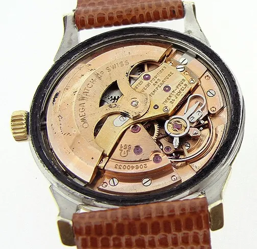 Omega kaliber 551 automatisch uurwerk met geopende kast, rosé gouden rotor en stalen bodem