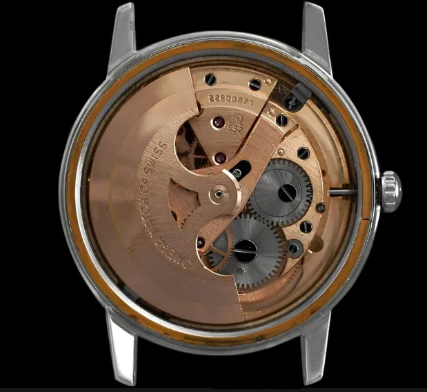 Zicht op het Omega kaliber 552 automatisch uurwerk, gouden rotor en gegraveerd serienummer