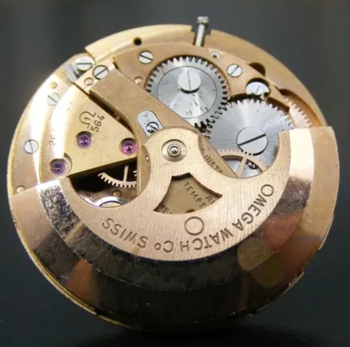 Omega kaliber 564 automatisch uurwerk gegraveerd Omega Watch Co Swiss met verguld bruggenwerk en steentjes