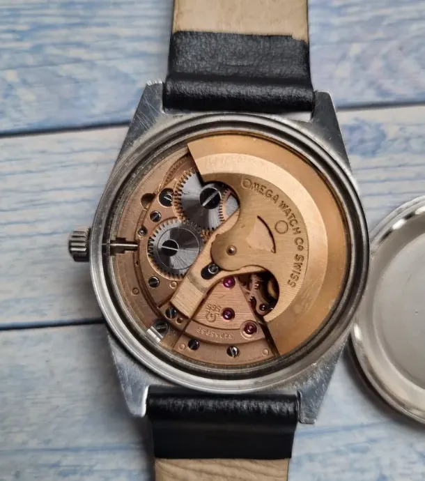 Omega kaliber 565 automatisch uurwerk gezien van achter met halfronde rotor en signatuur Omega Watch Co Swiss
