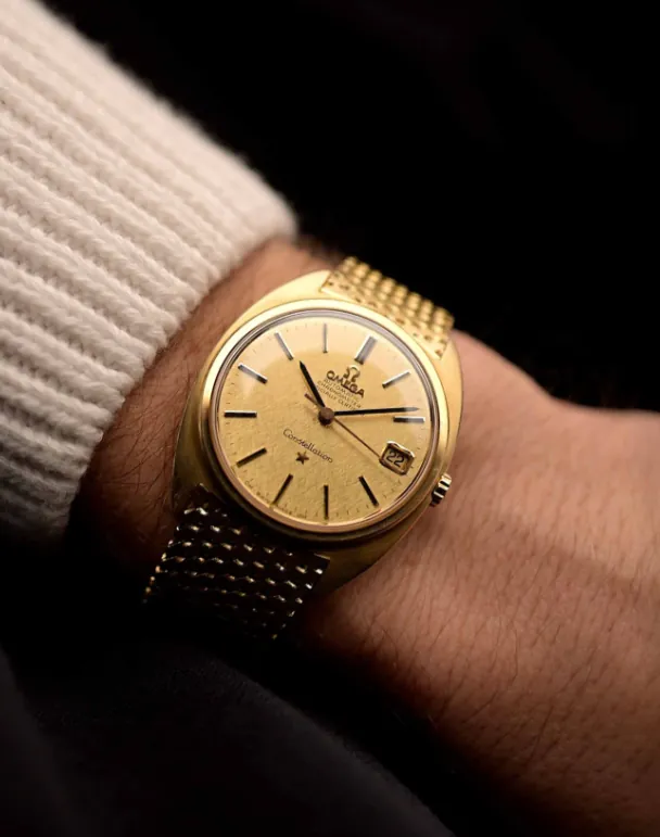 Omega Constellation C-Shape referentie 168.009 in geel goud op milanaise armband, ontwerp Gérald Genta