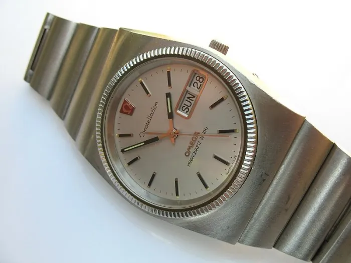 Omega Constellation Megaquartz 32 KHz uit 1974, stalen kast geribde bezel, kaliber 1510 quartz hoge frequentie