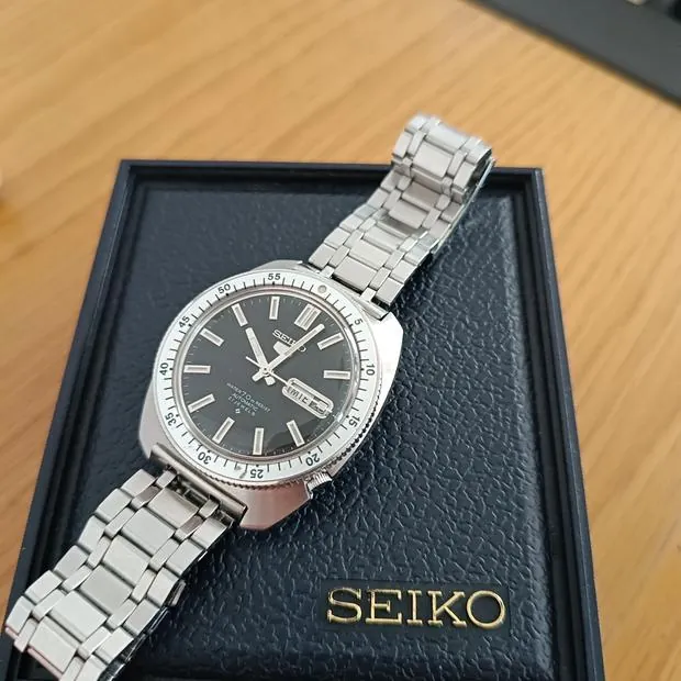 Seiko 5 referentie 6119-8460 op originele stalen band, zwarte gezonnebrilde wijzerplaat