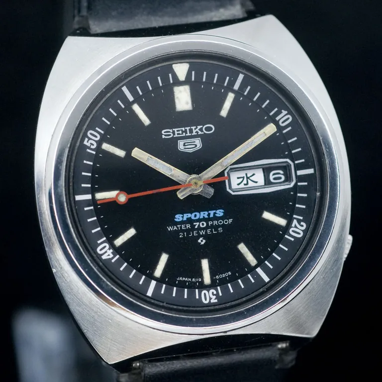 Seiko 5 Sports referentie 6119-6023, matzwarte wijzerplaat, dag-venster in kanji en rode secondewijzer