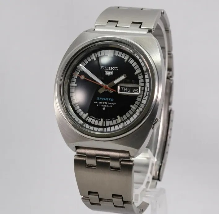 Seiko 5 Sports 6119-8131 uit 1968, geborstelde tonvormige kast en originele stalen band