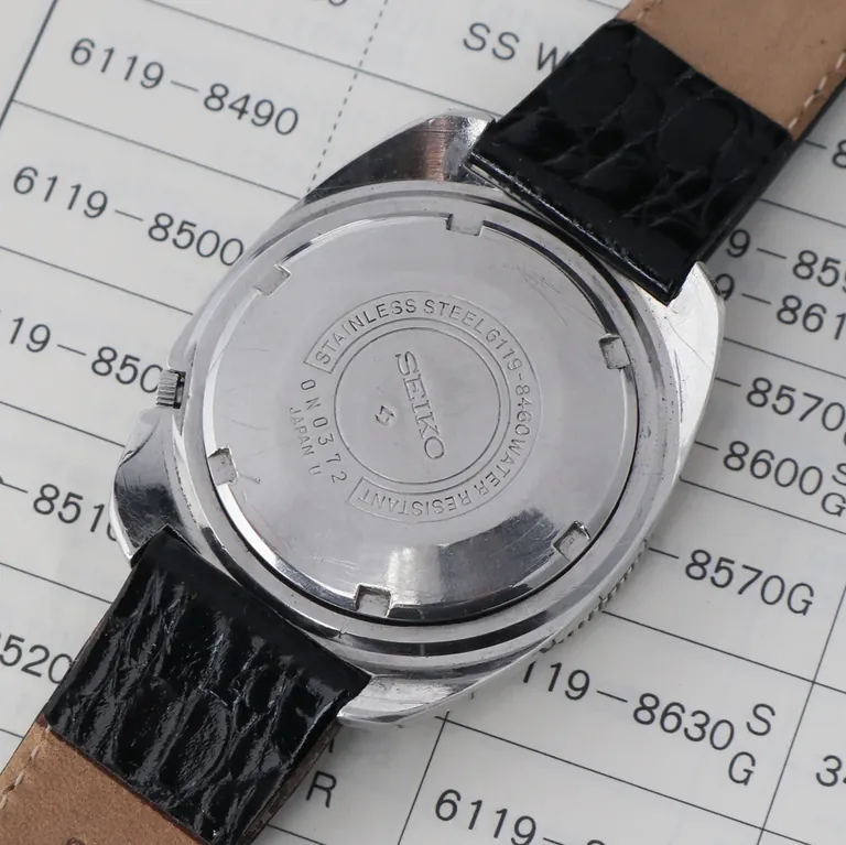 Gegraveerde kastbodem van de Seiko 5 ref. 6119-8460, vermelding "Stainless Steel", "Water Resistant" en productiecode 0N0372