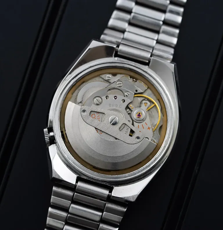 Kaliber Seiko 6119C gezien door de open kastbodem, gesigneerde rotor en gegraveerde brug 6119C