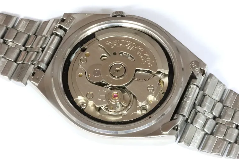 Kaliber Seiko 7009 automatisch 17 steentjes, gezien door een open kastbodem